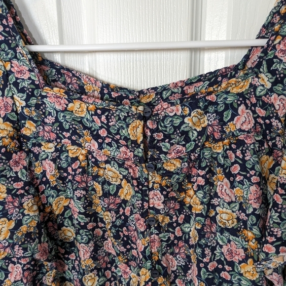 Old Navy Black Floral Short Flutter Sleeve Button-Up Blouse Size Medium‎ - Picture 5 of 7